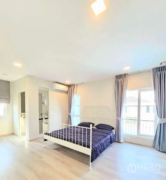 独立式住宅 出租或出售在Prawet, Bangkok - 宽敞主卧，带空调与多扇窗户，带套房布局。