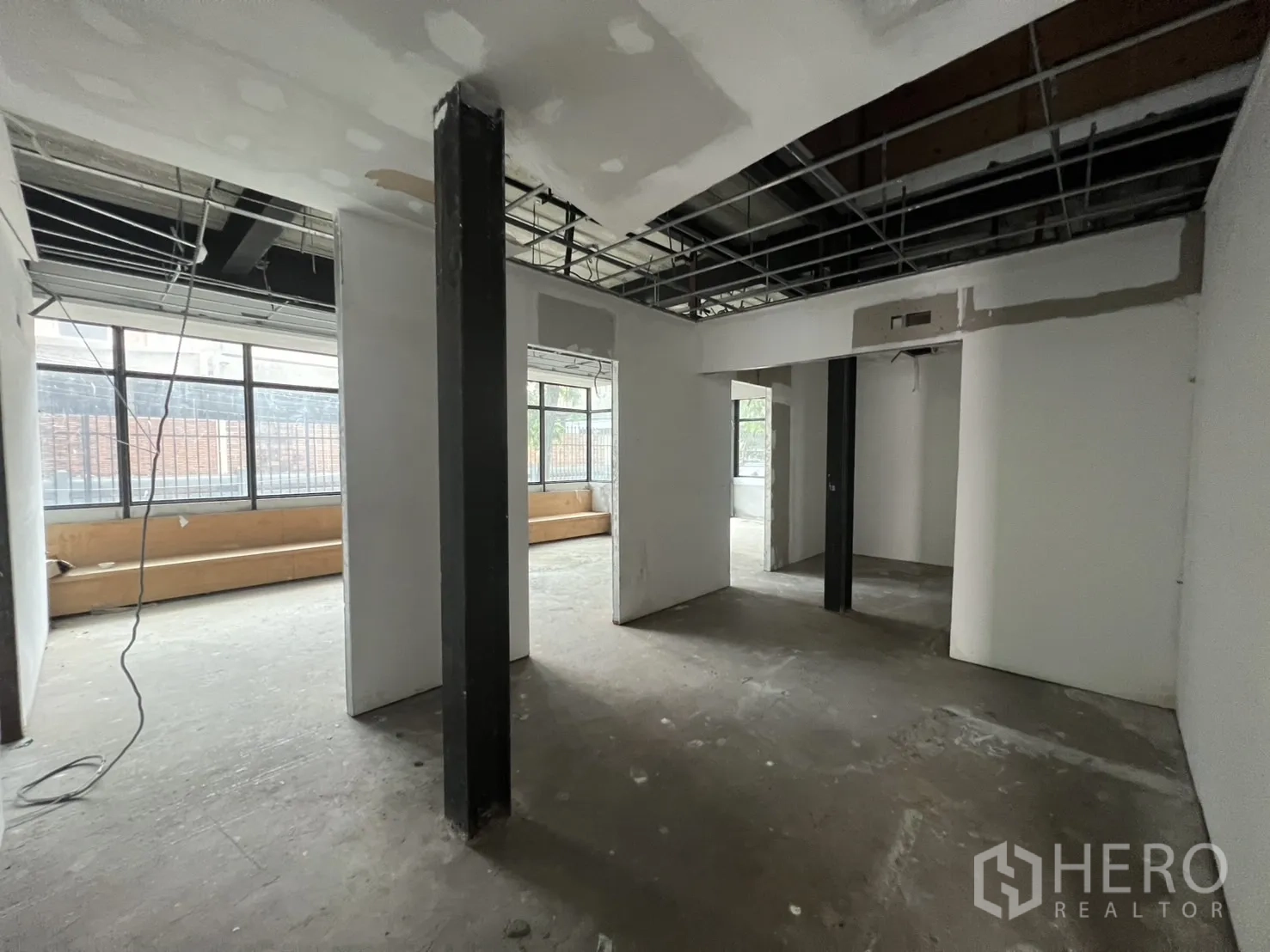 Retail Space for rent in Watthana, Bangkok - Workspace with central column, bench seating and large windows.