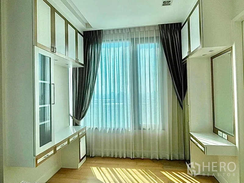 公寓 出租在Chatuchak, Bangkok - 工作或梳妆区，大窗与定制柜体，采光充足。
