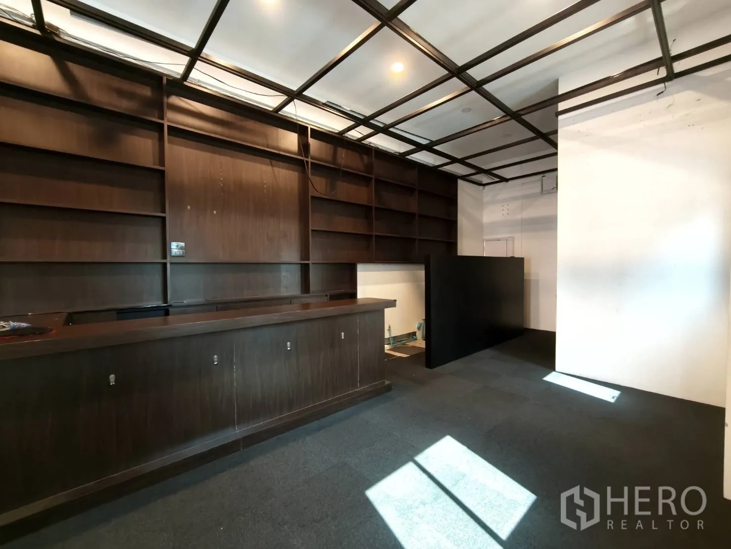 零售空间 for rent in Watthana, Bangkok - 明亮的零售空间，展示墙、隔断与射灯天花。