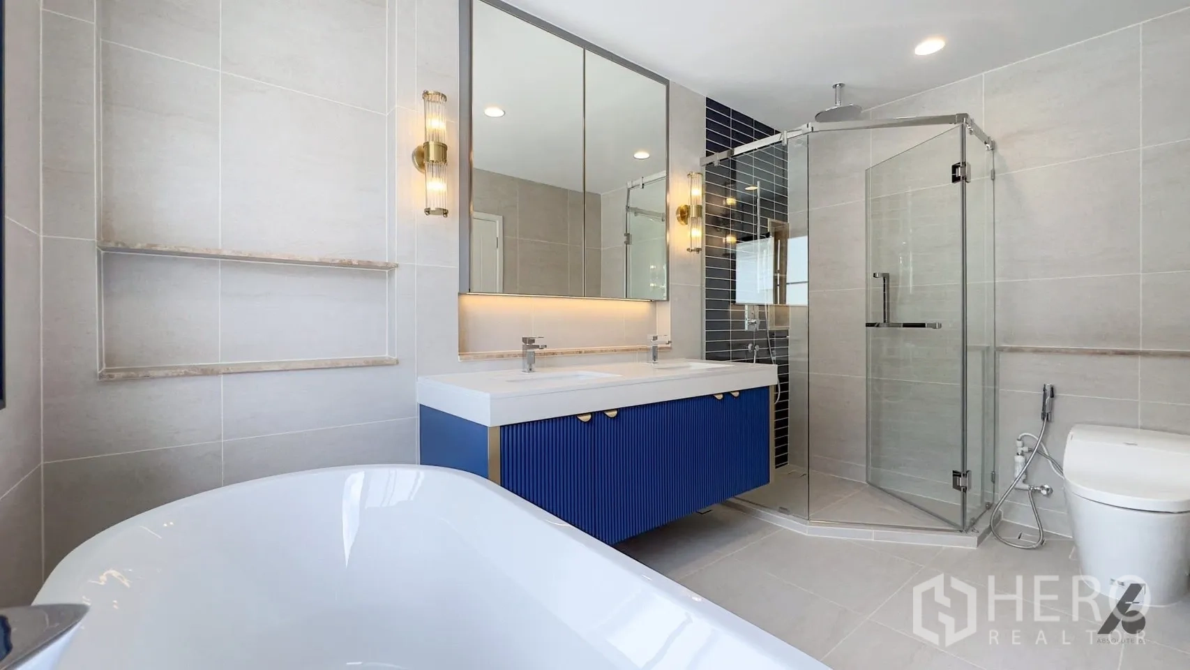 บ้าน ให้เช่าในBang Phli, Samut Prakan - ห้องน้ำมาสเตอร์พร้อมอ่างอาบน้ำลอยตัว เคาน์เตอร์ล้างหน้าคู่ และห้องอาบน้ำกระจก