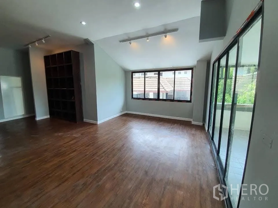 家庭办公室 for rent in Wang Thonglang, Bangkok - 采光良好的办公区，木地板，宽窗与推拉玻璃门通向阳台。
