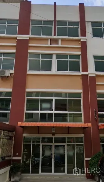 带办公室的家 出租在Yan Nawa, Bangkok - 多层家庭式办公楼外立面，大片窗户与橙色雨棚，位于曼谷Yan Nawa。