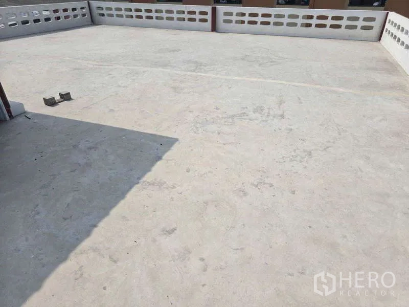 Warehouse for rent in Mueang Samut Sakhon, Samut Sakhon - Open concrete rooftop terrace with low parapet walls.