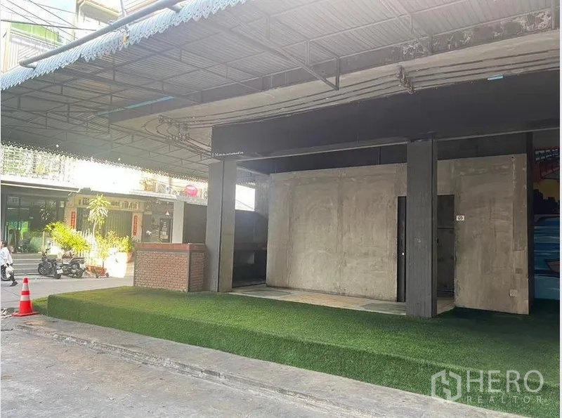 Retail Space for rent in Watthana, Bangkok - Wide front elevation of the unit featuring two concrete rooms and open bays.
