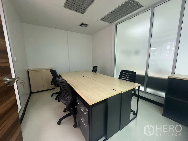สำนักงาน ให้เช่า - ห้องทำงานส่วนตัว โต๊ะหันเข้าหากัน เก้าอี้ล้อเลื่อน และหน้าต่างกระจกฝ้า