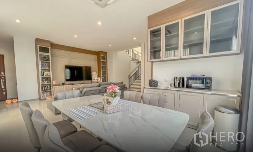 Detached House for rent or sale in Lat Krabang, Bangkok - Open‑plan dining and living space with built‑in cupboards and natural light