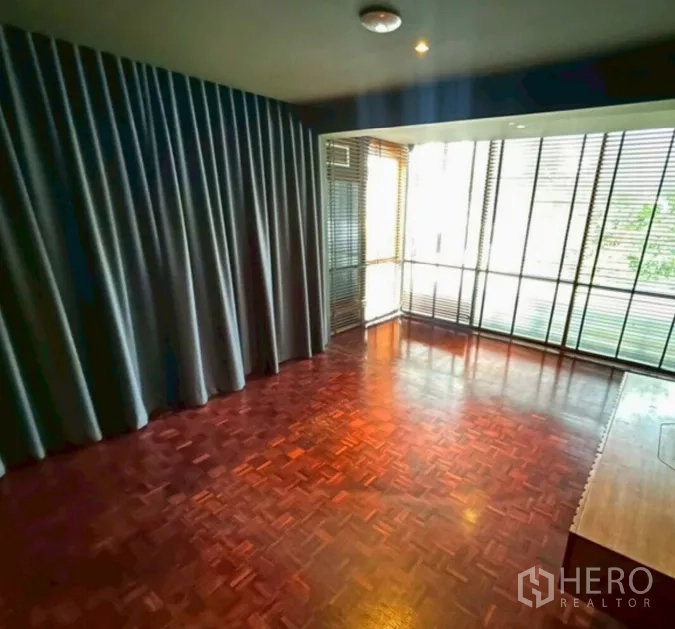 Retail Space for rent in Yan Nawa, Bangkok - Flexible room with polished parquet flooring, floor-to-ceiling windows, and blackout curtains.