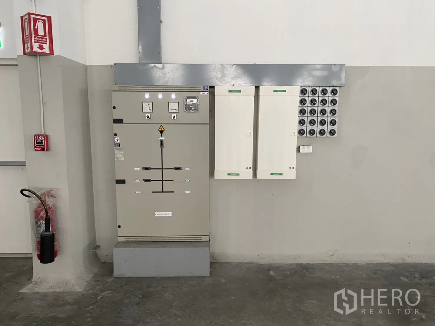 货栈 出租在Chachoengsao - 墙面安装的配电控制柜与消防设备。