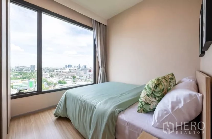 Condominium for rent in Chatuchak, Bangkok - Second bedroom corner window offering wide city views and natural light.