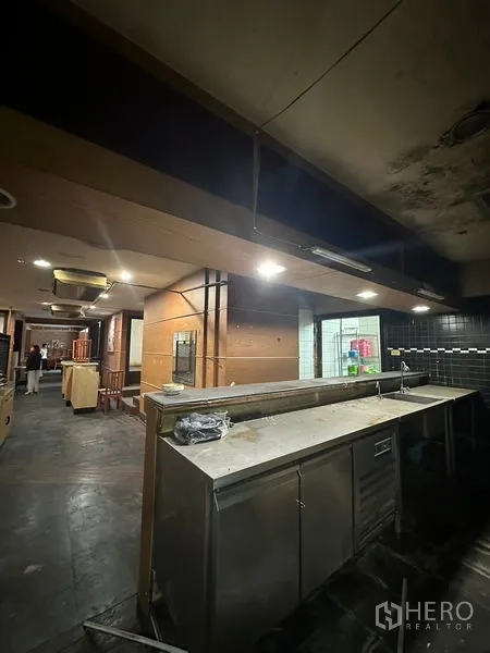 Retail Space for rent in Yan Nawa, Bangkok - Service counter with stainless steel worktop beside the open kitchen area.