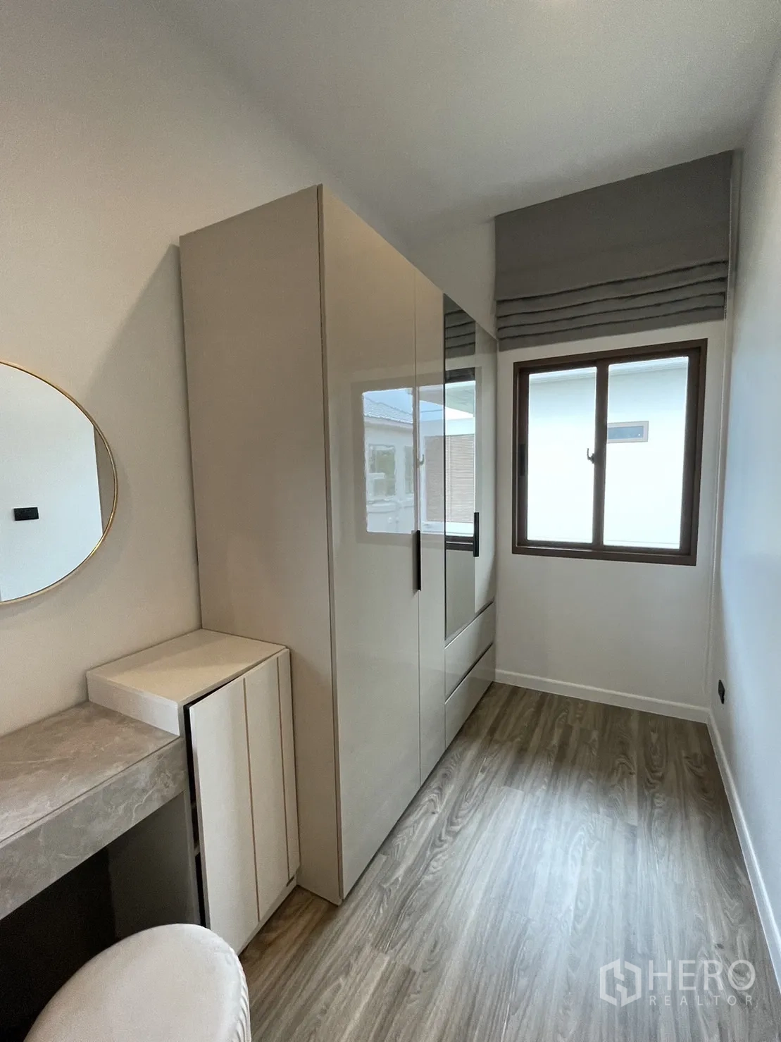 Detached House for rent in Bang Kapi, Bangkok - Dressing area with built-in wardrobe, vanity, and window.