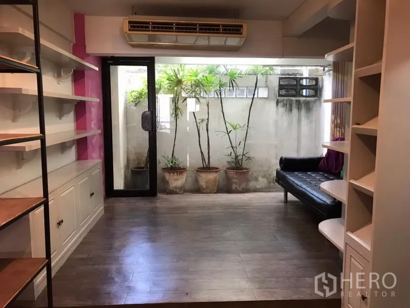 พื้นที่ขายปลีก ให้เช่าในKhlong Toei, Bangkok - ห้องด้านหลังมีตู้บิวท์อิน เครื่องปรับอากาศบานใหญ่ ประตูกระจกเลื่อนไปยังกระถางต้นไม้