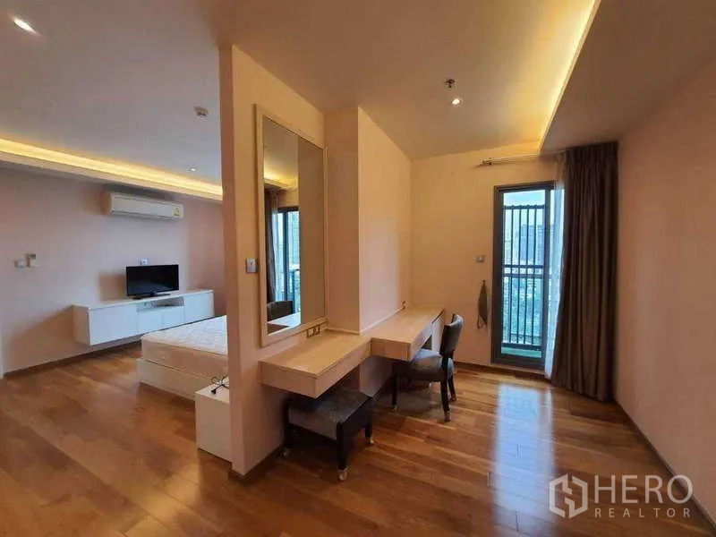 คอนโด ขายในWatthana, Bangkok - ห้องนอนหลักพร้อมโต๊ะเครื่องแป้ง พื้นที่นั่งเล่น และทางออกสู่ระเบียงชมวิวเมือง