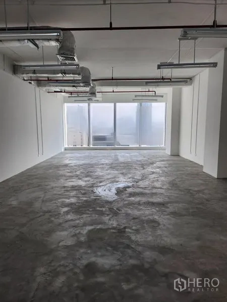 办公空间 出租在Sathon, Bangkok - 面向宽幅落地窗的开放工作区，带城市景观与裸露天花。