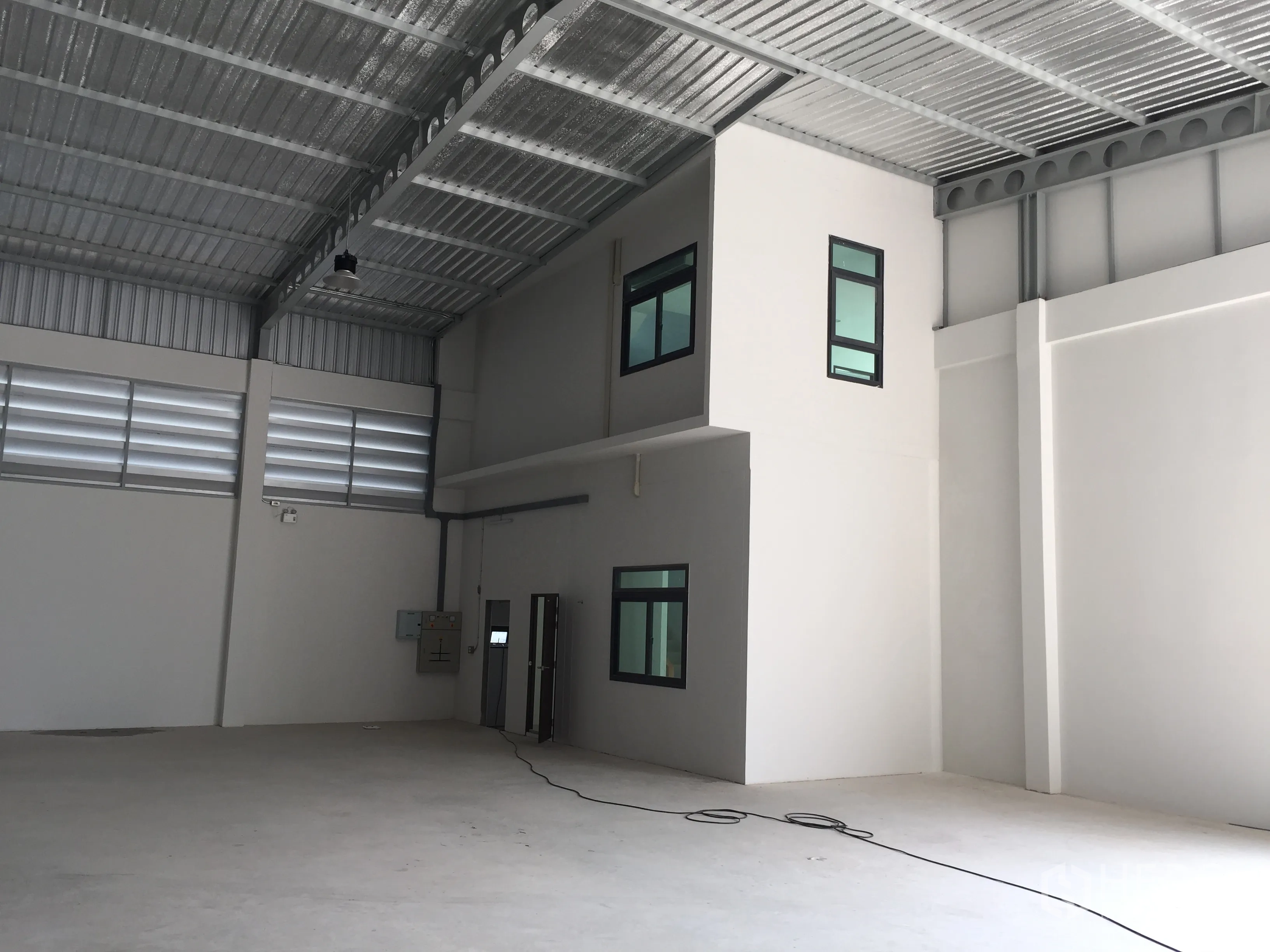 工厂 出售在Lam Luk Ka, Pathum Thani - 仓库一角带双层内部办公室和配电柜