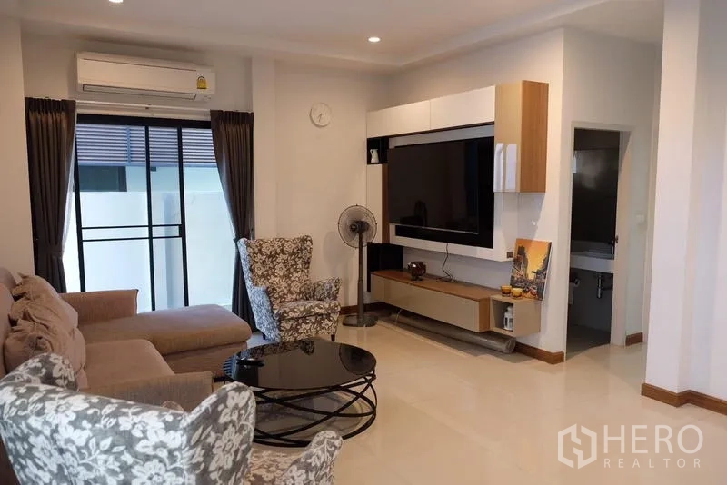 独立式住宅 出租在Bang Phli, Samut Prakan - 客厅电视背景墙，旁连客卫