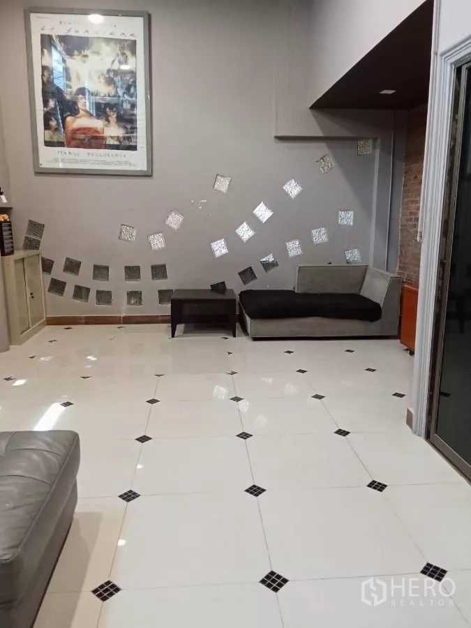 Home Office for rent in Lat Phrao, Bangkok - Lounge area with white tiled floor, sofa and accent mirror tiles
