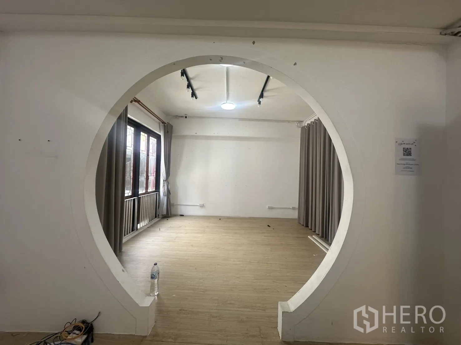 带办公室的家 出租在Pathum Wan, Bangkok - 特色圆形拱门，通向明亮多功能房，配窗帘。