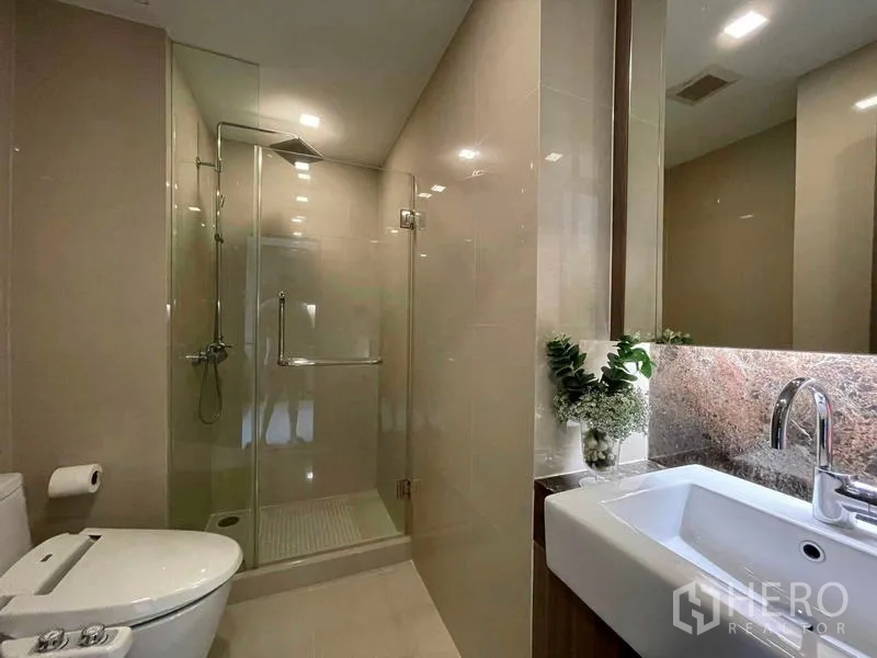 คอนโด ให้เช่าในWatthana, Bangkok - ห้องน้ำร่วมสมัยพร้อมตู้กระจกกั้นอาบน้ำ อ่างล้างหน้าและโถสุขภัณฑ์