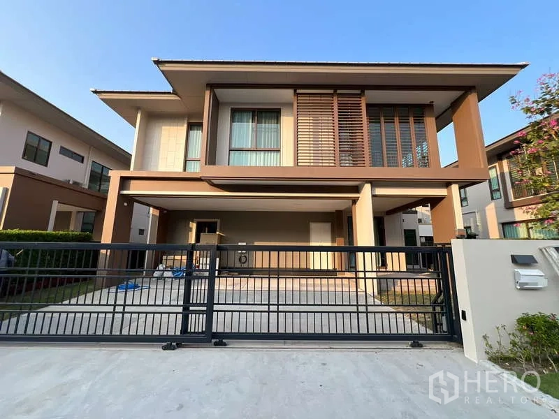 Detached House for rent in Bang Kapi, Bangkok - Modern two-storey detached house with double carport and sliding gate in Hua Mak.