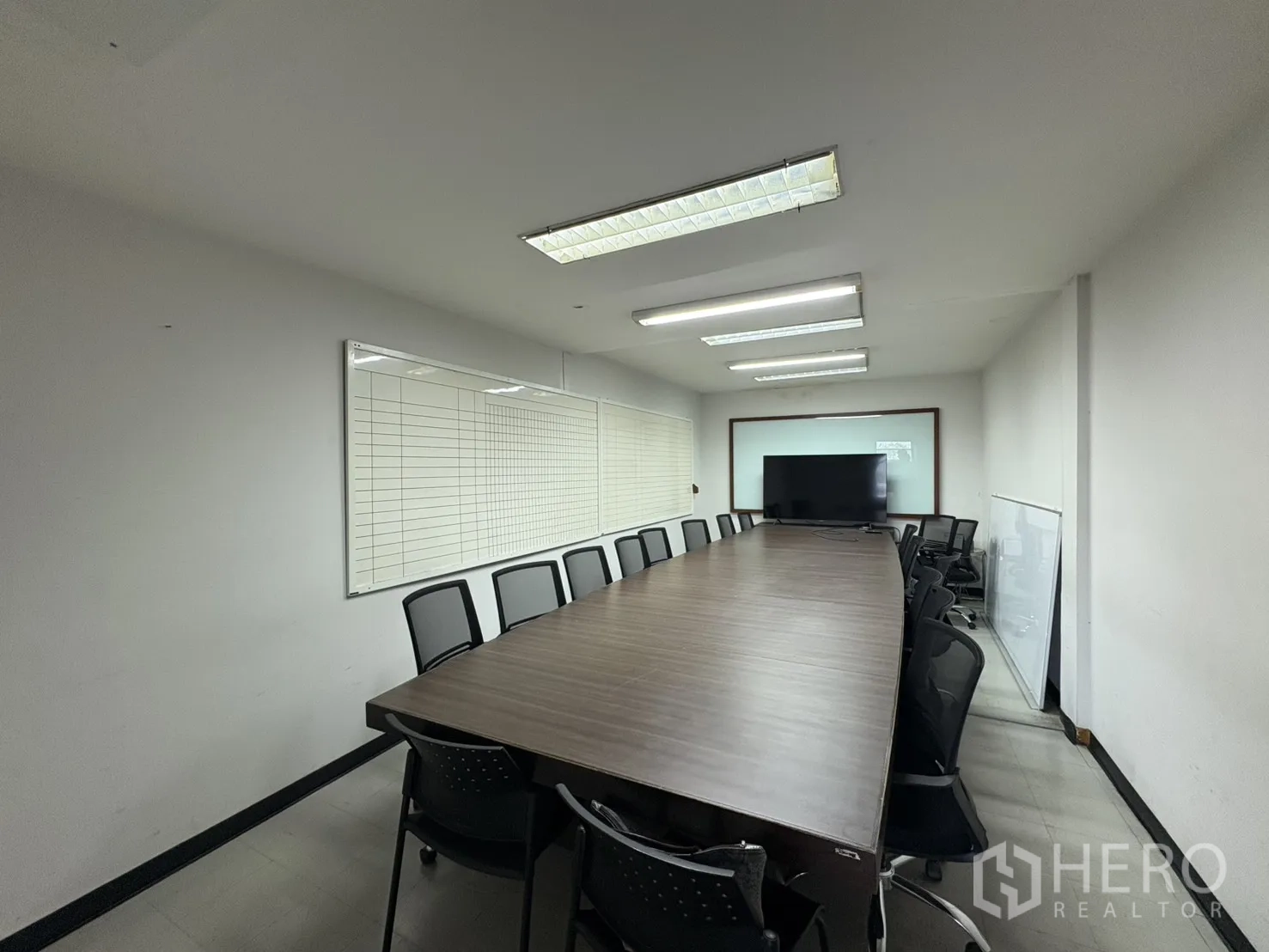 工厂 出售在Khlong Toei, Bangkok - 大型会议室，长会议桌与电视屏