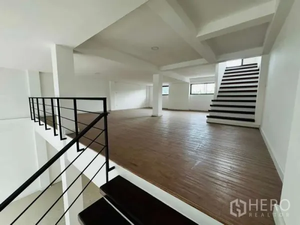 带办公室的家 出租在Bueng Kum, Bangkok - 宽敞的夹层办公区，木地板、立柱与宽窗。