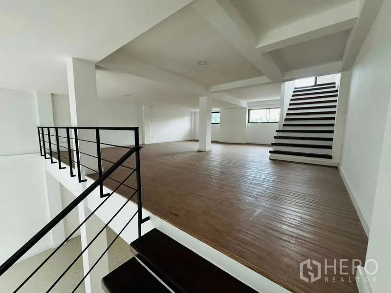 带办公室的家 出租在Bueng Kum, Bangkok - 宽敞的夹层办公区，木地板、立柱与宽窗。