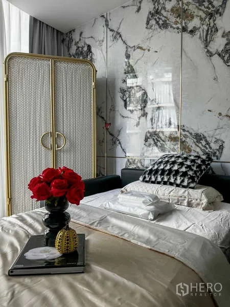 Condominium for rent - Second sleeping area or daybed with marble backdrop and decorative red roses.