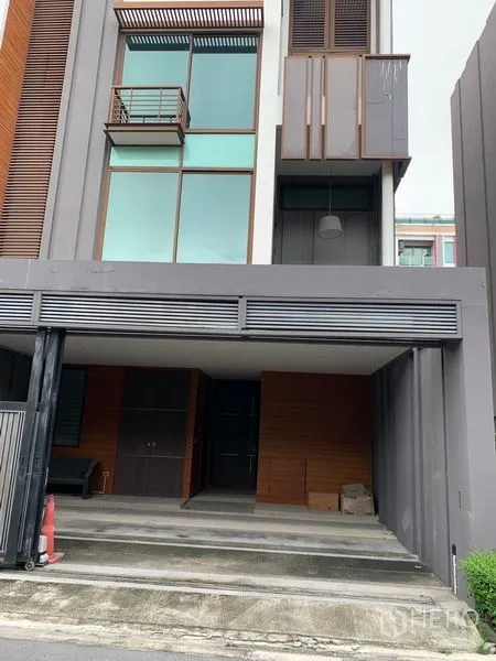ทาวน์เฮาส์ ขายในWatthana, Bangkok - ด้านหน้าทาวน์เฮ้าส์สไตล์โมเดิร์น หน้าต่างสูงเต็มบานและที่จอดรถในร่ม