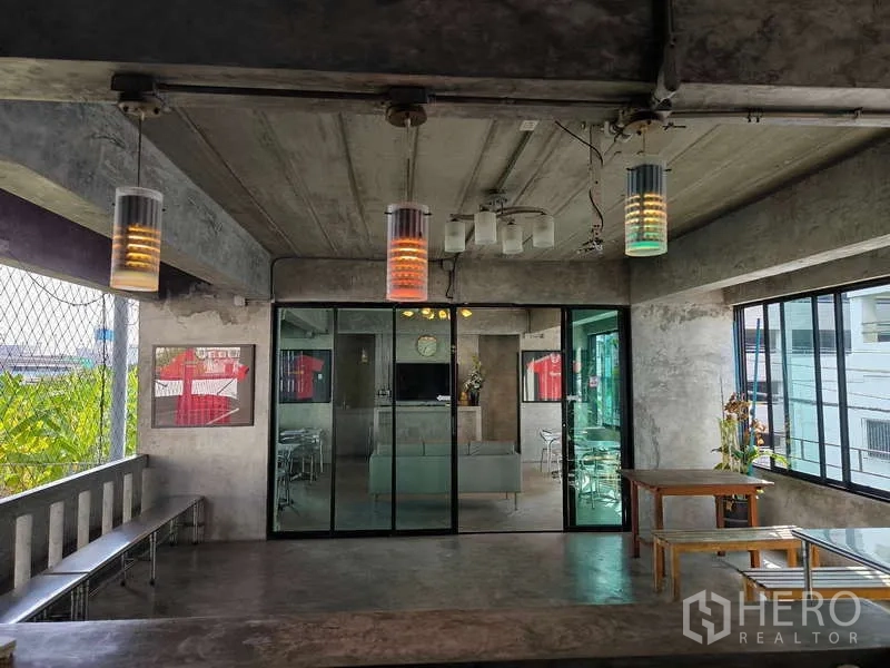 货栈 出租在Huai Khwang, Bangkok - 开放露台，吊灯与对面的玻璃门休息室。