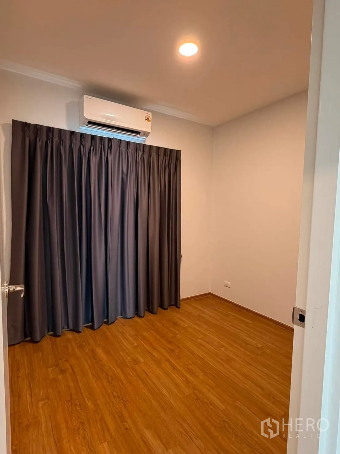 ทาวน์เฮาส์ for rent in Bang Phli, Samut Prakan - ห้องติดแอร์ พื้นลามิเนต พร้อมผ้าม่านทึบ