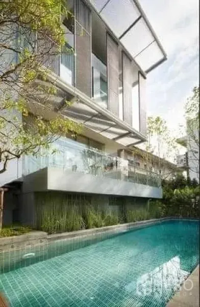 Townhouse for rent in Huai Khwang, Bangkok - Contemporary townhouse exterior with glass balcony overlooking a turquoise swimming pool and greenery in Huai Khwang, Bangkok.