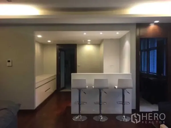 คอนโด ให้เช่าในSathon, Bangkok - เคาน์เตอร์บาร์สีขาวพร้อมสตูลสามตัว ใต้ไฟดาวน์ไลท์