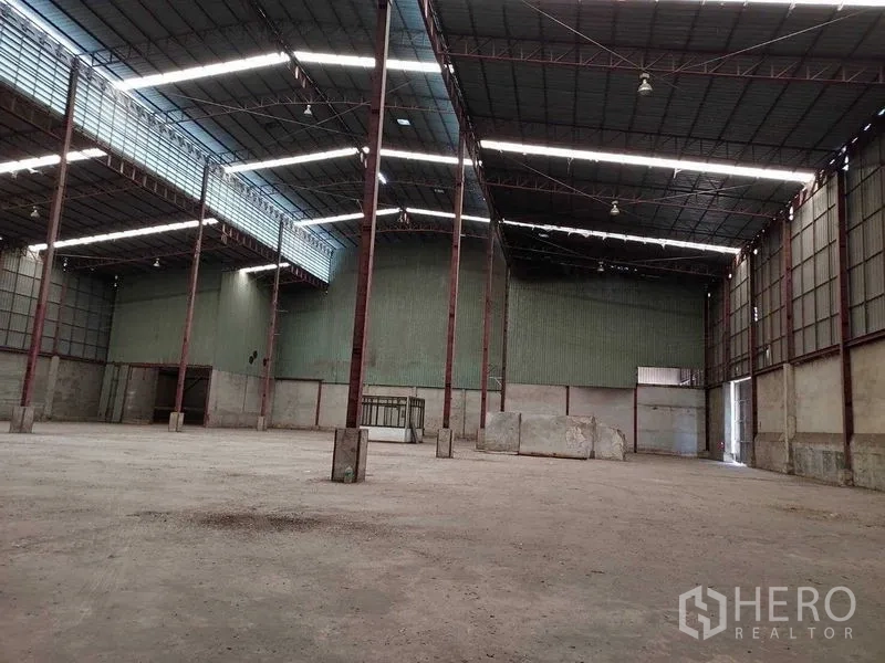 货栈 出租在Lat Lum Kaeo, Pathum Thani - 内部开放装卸区，朝向后门与服务空间。
