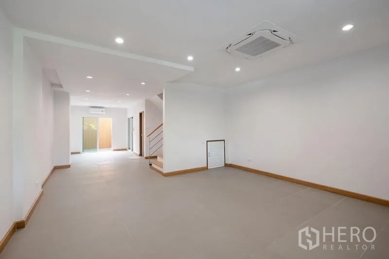 联排别墅 出售在Lat Phrao, Bangkok - 大客厅，筒灯与嵌入式吊顶空调。