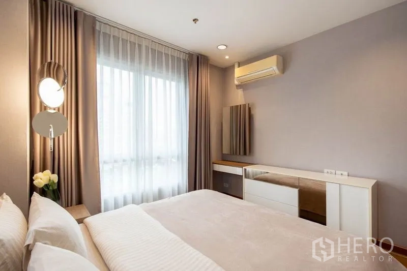 公寓 出租在Phaya Thai, Bangkok - 卧室带大窗、空调与内置边柜