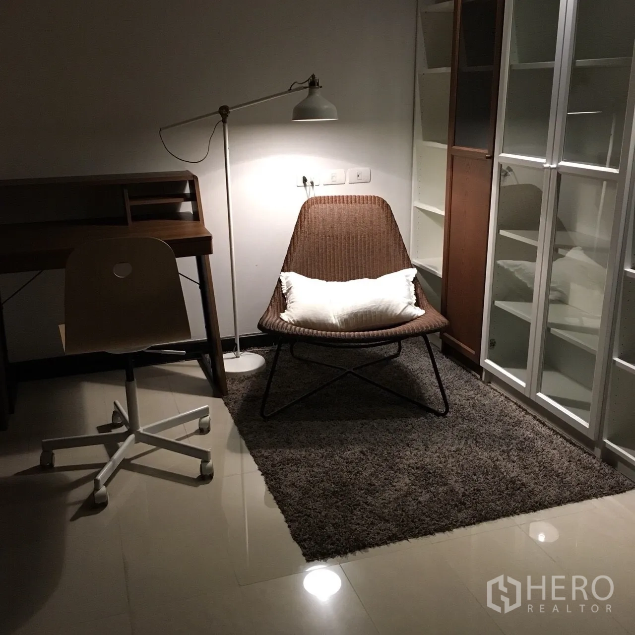 公寓 出租在Watthana, Bangkok - 安静书房角，含书桌、万向椅、落地灯与收纳柜，亮面地砖。