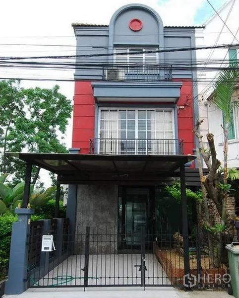 带办公室的家 出租在Lat Phrao, Bangkok - 拉抛三层住商两用房外观，带大门车库和阳台。