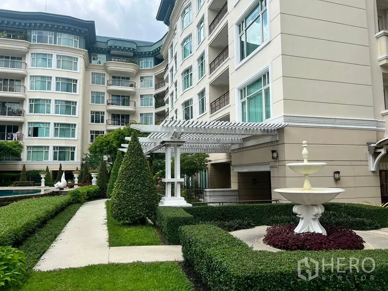 公寓 出租在Sathon, Bangkok - 低层公寓外观，修剪整齐的花园、廊架与喷泉