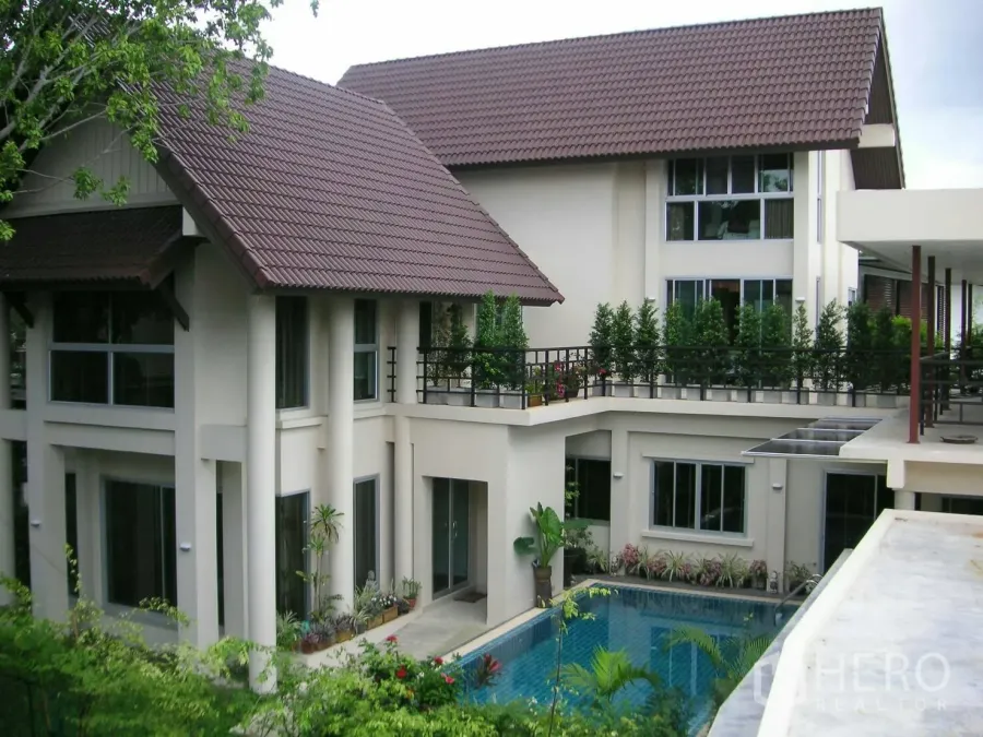 独立式住宅 出租或出售在Prawet, Bangkok - 曼谷Prawet两层独栋别墅，红瓦屋顶，带阳台与中央私家泳池，绿意环绕