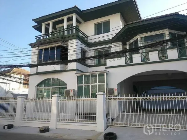 带办公室的家 出租在Saphan Sung, Bangkok - 白色围栏后的现代三层家庭办公楼外观街景。