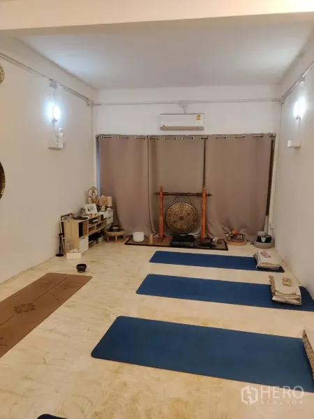 อาคารพาณิชย์ ให้เช่าในWatthana, Bangkok - ห้องสตูดิโอสว่าง ปูเสื่อและตั้งฆ้อง ผนังโทนสว่าง ม่านและเครื่องปรับอากาศ