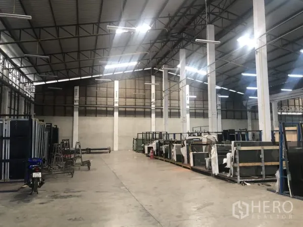 货栈 出租在Nonthaburi - 高净空库区，通道宽敞，适合堆放与装卸