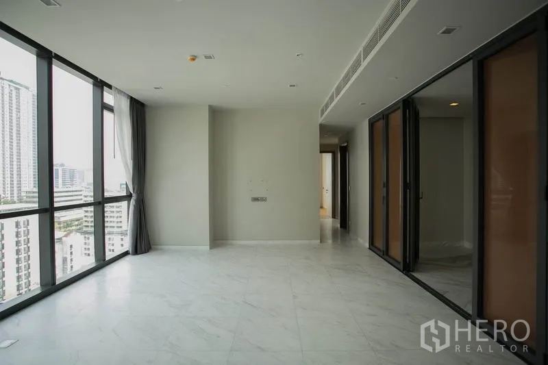 公寓 出租或出售在Watthana, Bangkok - 宽大客厅，石材地坪，落地窗与滑动隔断门。