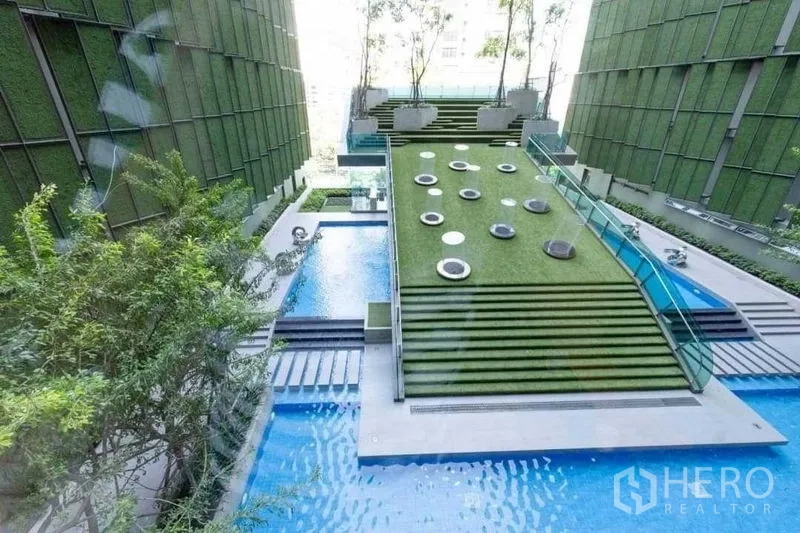 公寓 出售在Ratchathewi, Bangkok - 阶梯式草坪空中花园，设休憩坐点与水景。