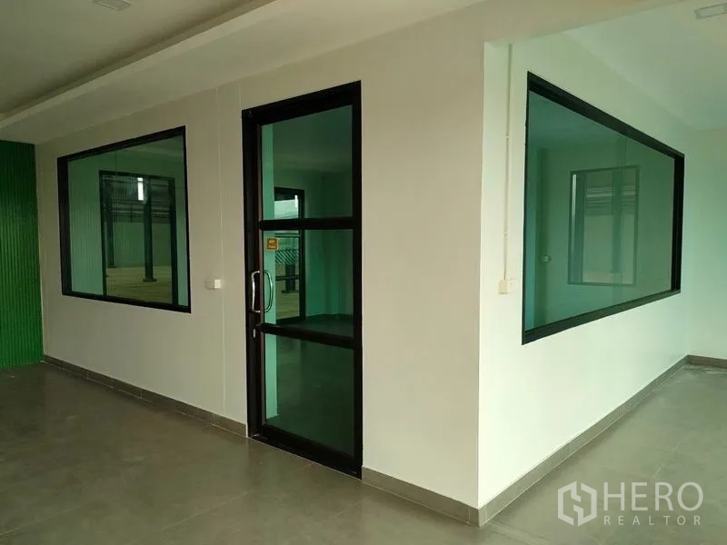 โรงงาน ให้เช่าในBan Phaeo, Samut Sakhon - โถงชั้นล่าง ประตูกระจกและช่องมองภายในขนาดใหญ่