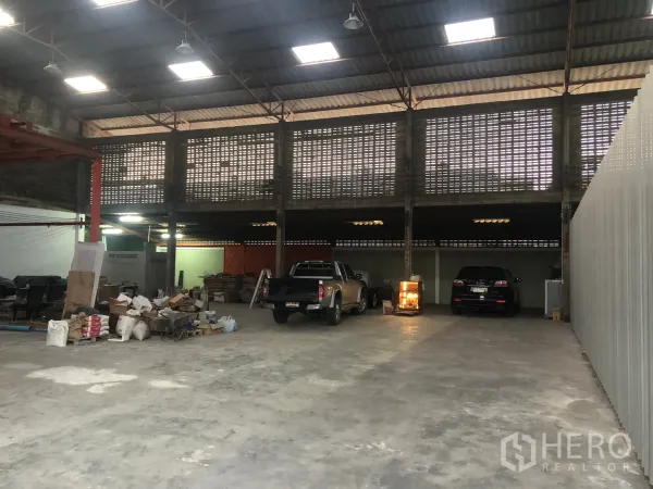 คลังสินค้า ให้เช่าในMin Buri, Bangkok - ภายในโกดังโล่ง หลังคาสูง มีช่องแสง ผนังบล็อกระบายอากาศ และพื้นคอนกรีต พร้อมที่จอดรถ