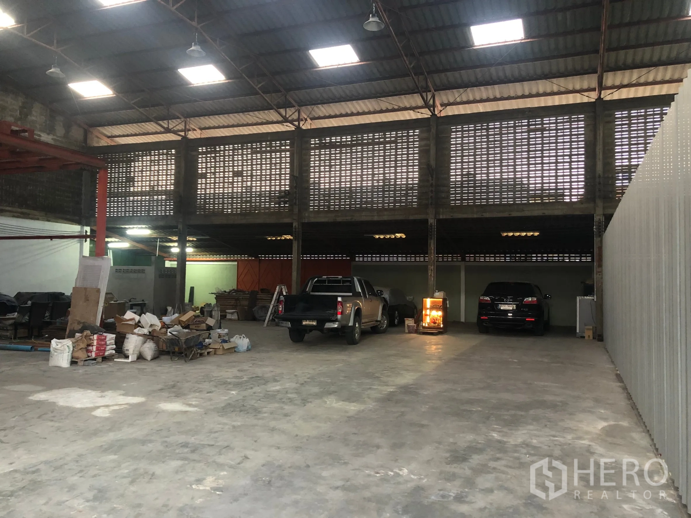 คลังสินค้า ให้เช่าในMin Buri, Bangkok - ภายในโกดังโล่ง หลังคาสูง มีช่องแสง ผนังบล็อกระบายอากาศ และพื้นคอนกรีต พร้อมที่จอดรถ