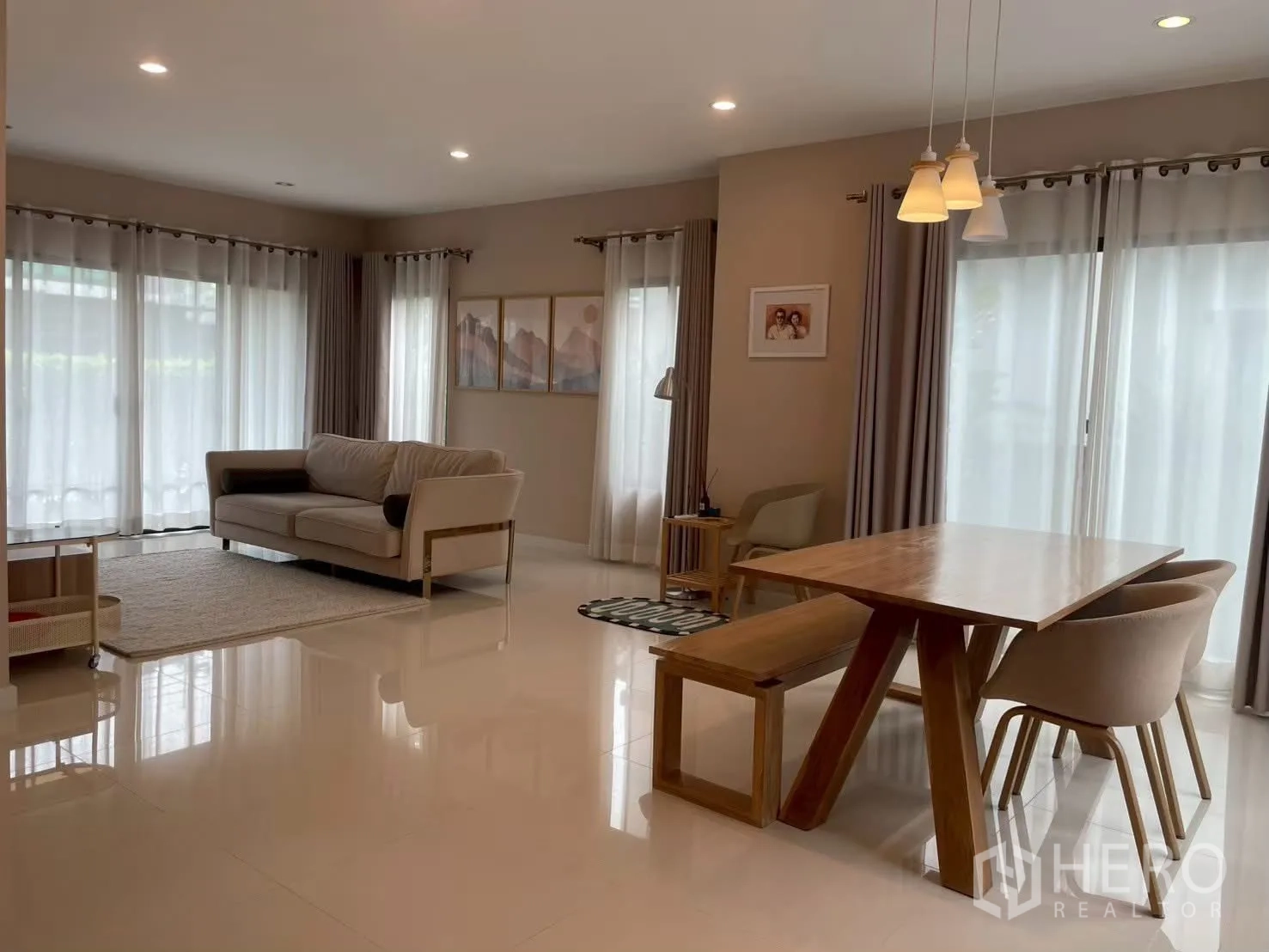 บ้านเดี่ยว for rent in Bang Phli, Samut Prakan - โซนนั่งเล่นและรับประทานอาหารแบบโอเพ่นสเปซ มีโซฟา โคมไฟแขวน และหน้าต่างบานใหญ่.